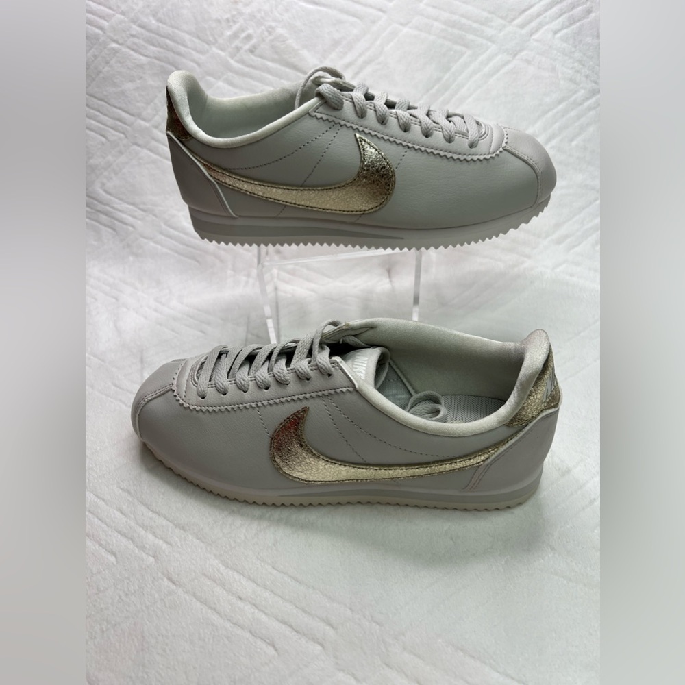 21: Nike Womens Classic Cortez Premium (Light Bone/ Bronzed Olive) Size 7.5